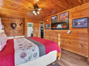 Cabin in the Woods w/ Hot Tub & Games!