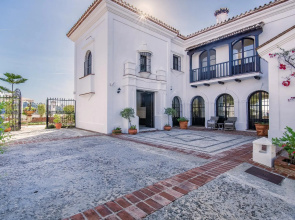 18024 - Superb Villa Near Beach With Heated Pool