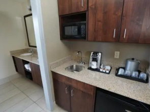 Creekside Hotel & Suites