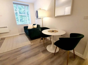 Town Centre 1 Bed, Close to the Beach with Parking