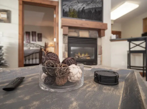Palomino At Kicking Horse 2 Bedroom Cabin by Redawning