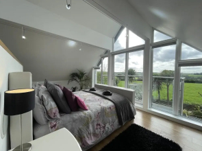 5 Bed House-sleeps 14-hot Tub-bar-garden-parking