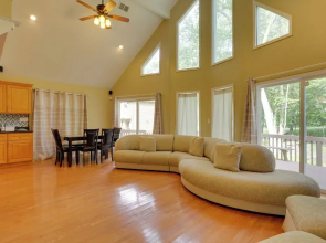 Pools, Hot Tub & More: Bushkill Mountain Getaway!