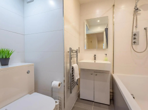 Sleeps 7 - Spacious Modern Apartment in Newbury Town Centre by JDF Property