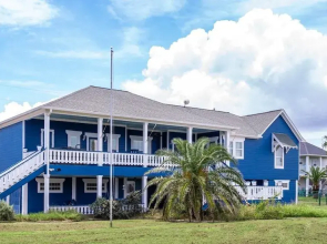 Yoho Hideout 4 Bedroom Home by RedAwning