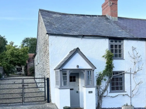 2 Bedroom Cottage - Sleeps 4 - Wifi, Fireplace