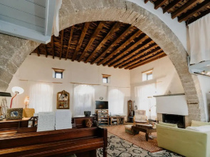 Artistic Home- 250yr old traditional village house