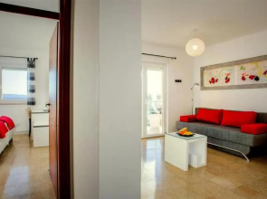 Beautiful apartment for 3 adults next to the beach