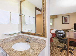 Days Inn & Suites by Wyndham Madison Heights MI