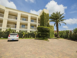 4BR 3BA w Pool Sleeps 10 200m From Eagle Beach