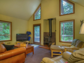 Apres Chalet - Two Bedroom Cabin with Hot Tub