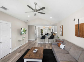 5 Minutes to Beach and Downtown Fire pit Grill