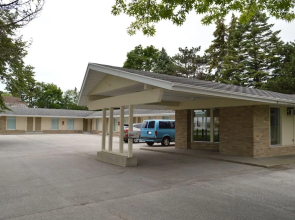 Monnie Lynn Motel