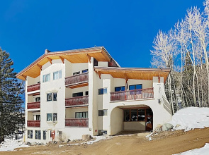 Stylish Powderhorn 1BR- Stroll to Ski Lift condo