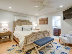 Naples Park Rental w/ Hot Tub ~ 1 Mi to Beach!
