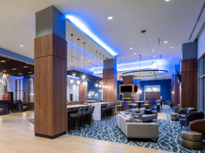 La Quinta Inn & Suites by Wyndham Nashville Downtown / Stadium