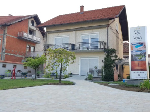 Apartment PLAZA ----Wallbox 11kW 16A ----- Private SPA- Jacuzzi, Infrared Sauna, Luxury massage chair, Parking, Entry with PIN 0 - 24h, Book without credit card-