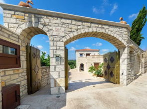 Luxurious Villa With Private Pool, Near a Couple of Restaurants & Sandy Beach