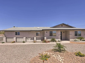 Putting Green, Pool Access: Lake Havasu City Home!