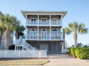 Sugar Shack 4 Bedroom Home by RedAwning