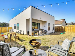 Walk to Lake: Modern Pet-friendly Home in Granbury