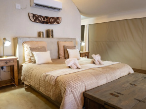 Nyati Safari Lodge
