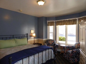 Goldsmith's Riverfront Inn