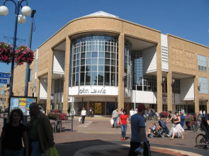 2 Bedroom Apartment in Stratton Court Central Surbiton incl Free Parking