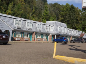 Country Squire Inn & Suites