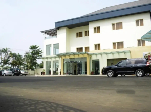 Monty Suites & Golf