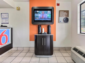 Motel 6 Salinas, CA - North Monterey Area