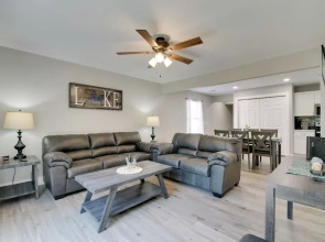 Cheerful Townhouse - Walk to Table Rock Lake!