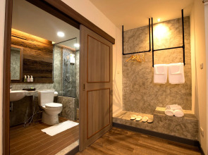 Boutique Poo-Yai Lee