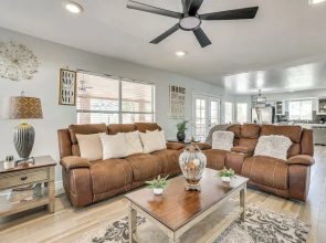Glendale Gem: Outdoor Pool Table & Kitchen!
