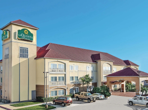 La Quinta Inn & Suites by Wyndham Mercedes Outlet Mall