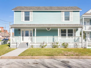 Hot Tub & Yard: Jimmy Buffet-themed Galveston Home