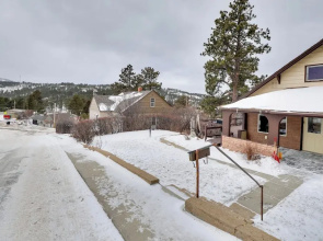 Lead Apartment ~ 5 Mi to Terry Peak Skiing!