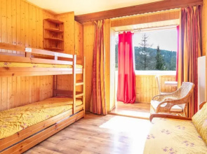 Alpine Comfort With Balcony Views