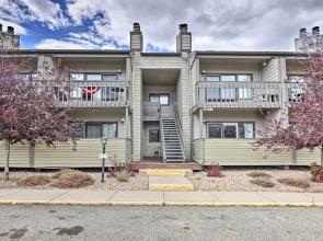 Cozy Mountain Fraser Condo w/ Pool & Hot Tub!