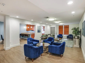 Luxe Long Beach Condo w/ Pool: 1 Mi to Shoreline!