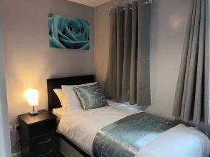 2 Bed House - Sleeps 6 - Parking - Wifi