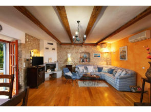 Heritage Villa Near Milna with Private Swimming Pool