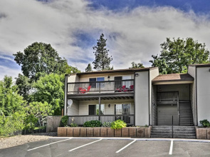 Classy Hood River Condo With Mt. Adams Views!