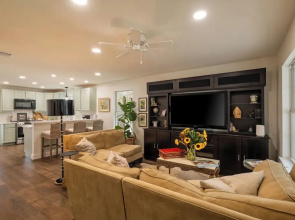 < 1 Mi to Georgetown Square: Pet-friendly Getaway!
