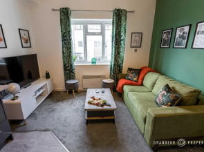 Lovely 2-Bedroom Flat with Parking , Free WiFi