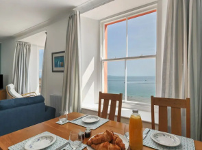 5 Paragon Court - Sea Front Apartment