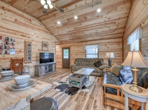Cozy Cabin Firepit and Grill & 10 Mins to Main St
