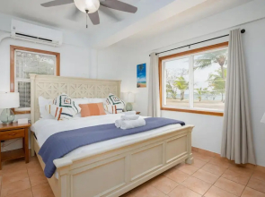 Private Oceanfront 4-bed Villa w Pool on Huge Lot