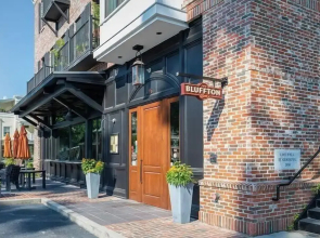 May River Breeze! 3-story Townhouse in Old Town's Promenade