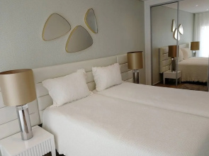 2 Bed Flat - Sleeps 6 - Pool - Parking - Wifi